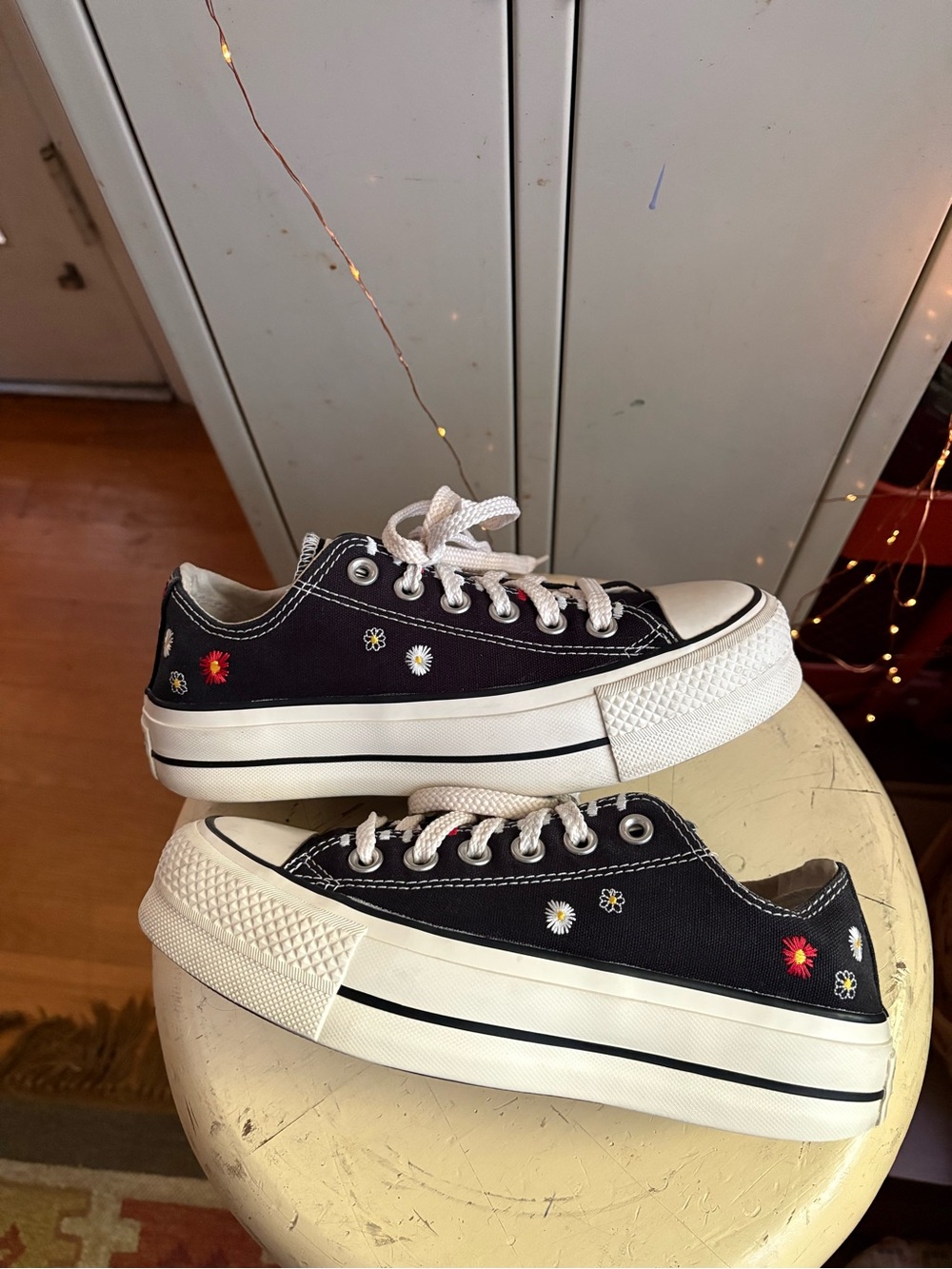 Converse All Star Chuck Taylor All Star Lift Low Daisy Embroidery Sneakers 🌺